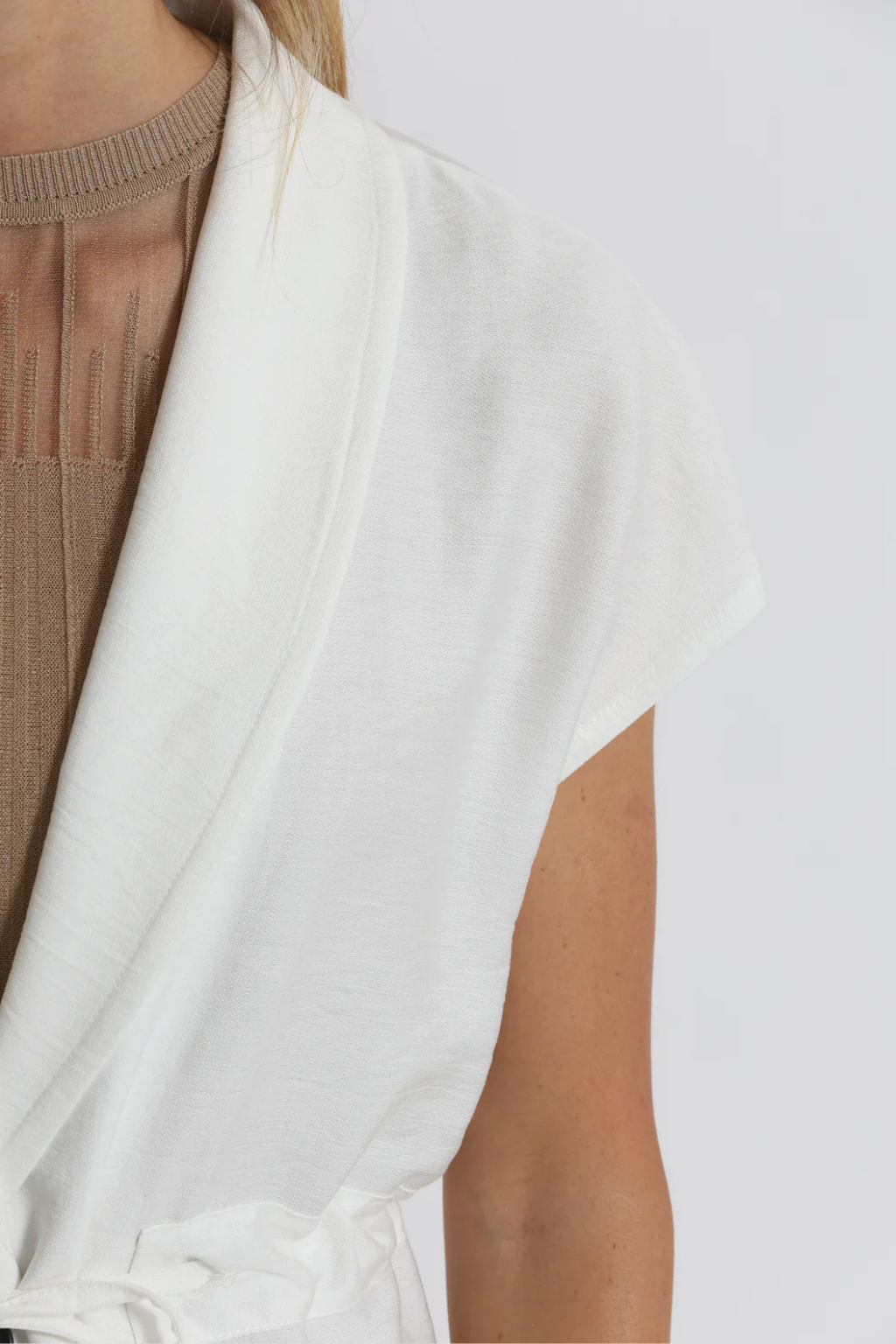 COLETE COM DETALHES DE TACHAS - MIMI MUA