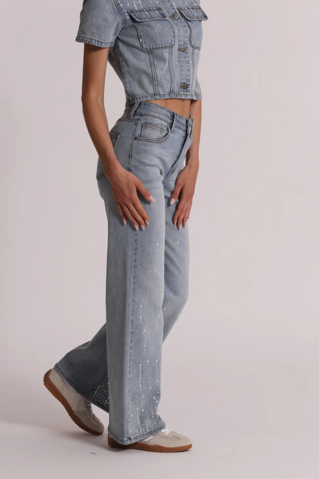 JEANS COM APLICAÇÕES DE STRASS - MIMI MUA