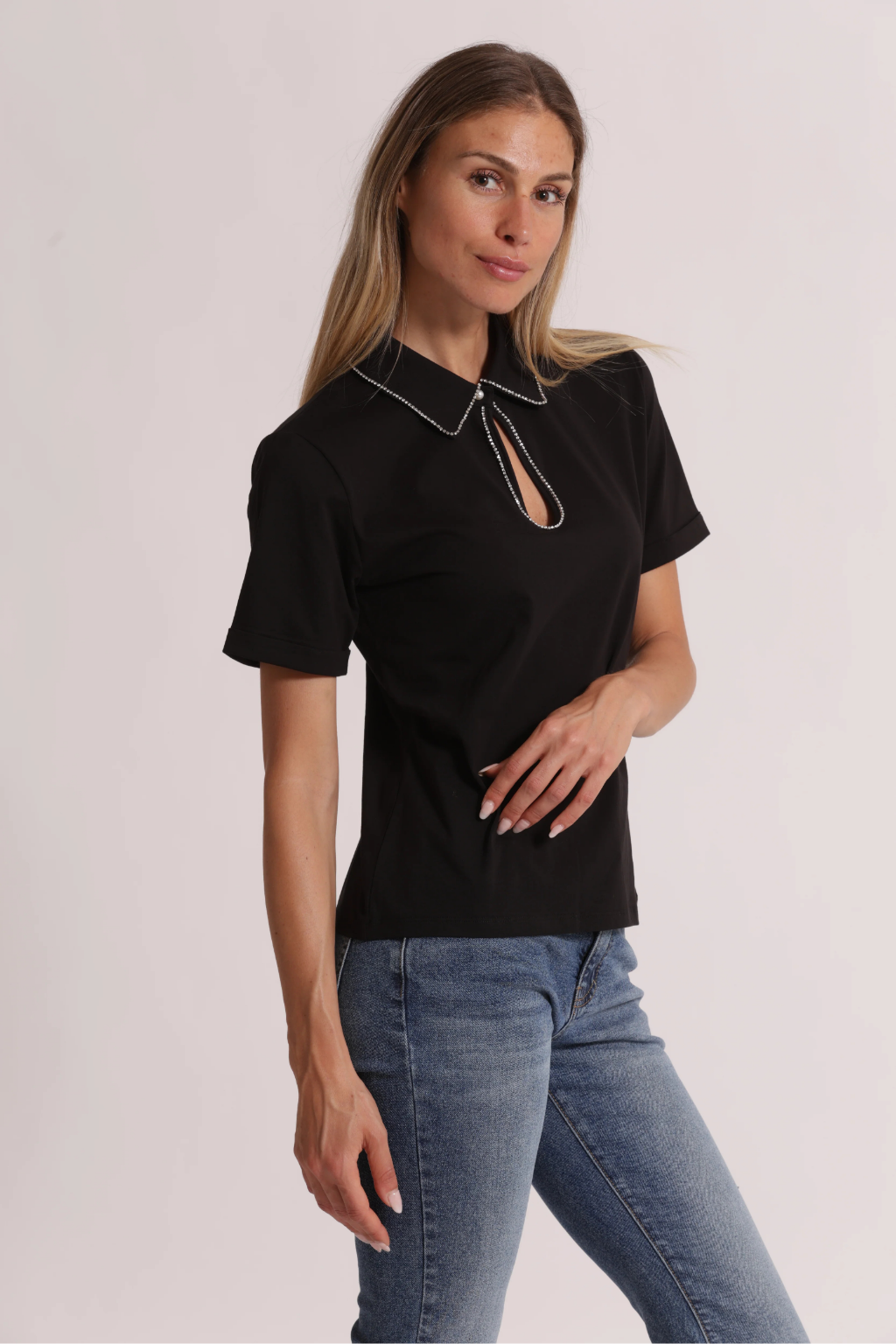 T-SHIRT TIPO POLO COM ACABAMENTO EM STRASS - MIMI MUA