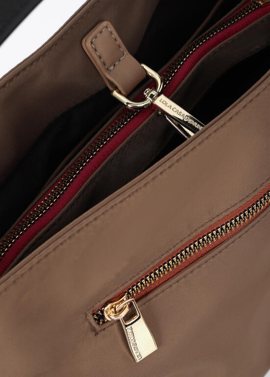 MALA EM NYLON CAMEL COM TAGS, CONTRASTES E APLICAÇÕES LC - LOLA CASADEMUNT