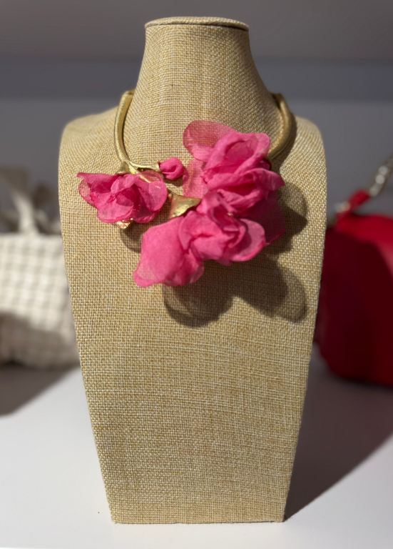 GARGANTILHA COM FLORES EM TECIDO TIPO ORGANZA - ALIBY