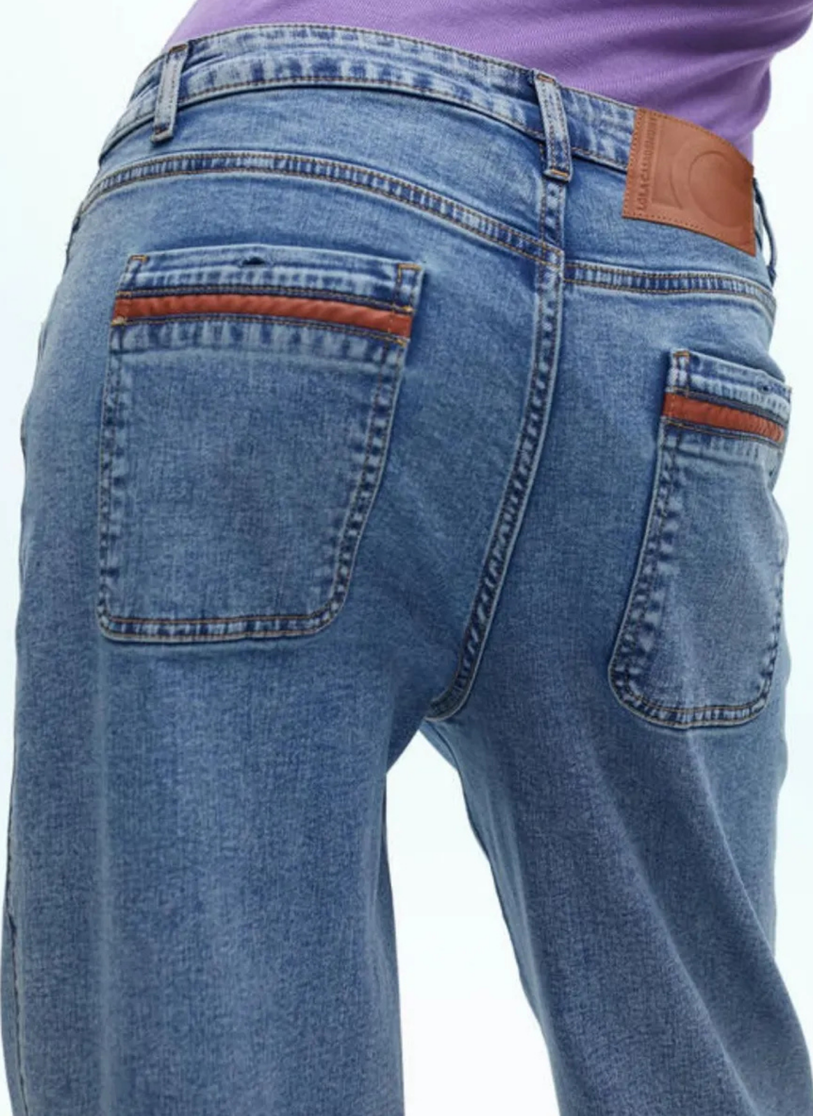 CALÇAS WIDE LEG COM BAINHA LARGA E DETALHES DE ECOPELE CAMEL - LOLA CASADEMUNT