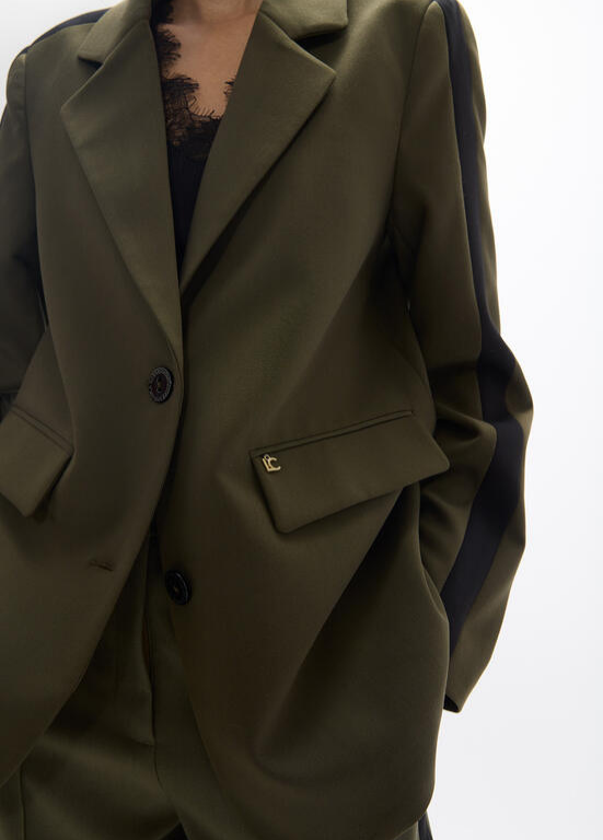 BLAZER VERDE KAKI COM CONTRASTE A PRETO E STRASS 1981 NAS COSTAS LC - LOLA CASADEMUNT
