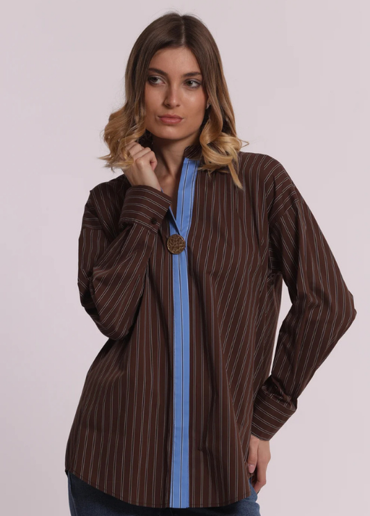 CAMISA DE RISCAS VERTICAIS COM CONTRASTE BICOLOR E BOTÃO MAXI - MIMI MUA