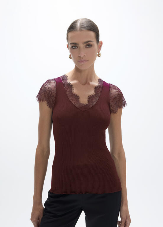 BLUSA DE MALHA CANELADA COM MANGA E DECOTE EM RENDA - LOLA CASADEMUNT