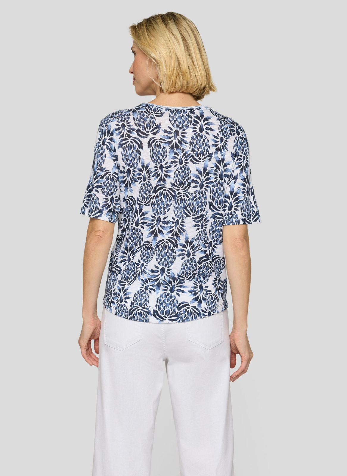 T-SHIRT DE PADRÃO FLORAL BRANCO E MARINHO - RABE