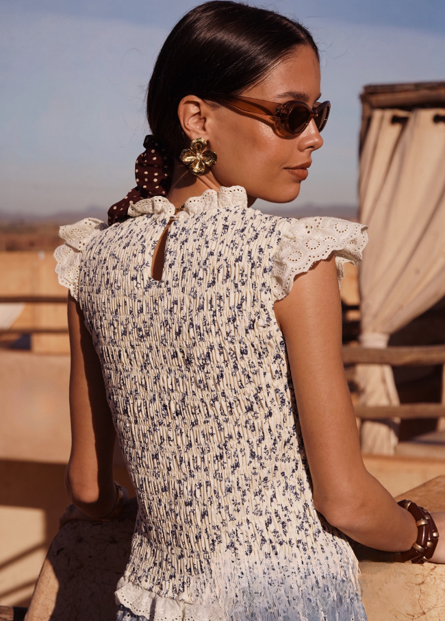 BLUSA COM LIGEIRO ESTAMPADO, PLISSADO E FOLHO COM RENDA INGLESA - ALIBY