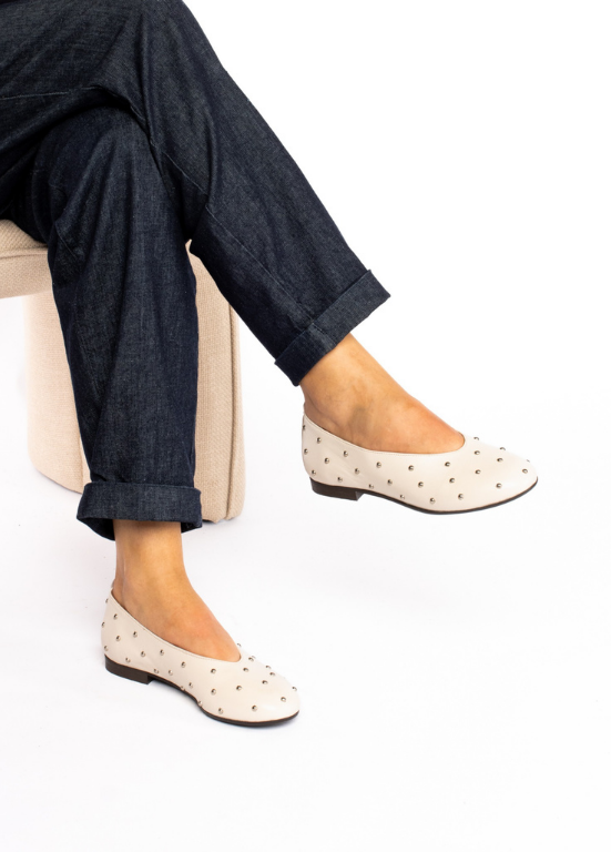 SAPATOS RASOS COM TACHAS METÁLICAS - TAPADAS