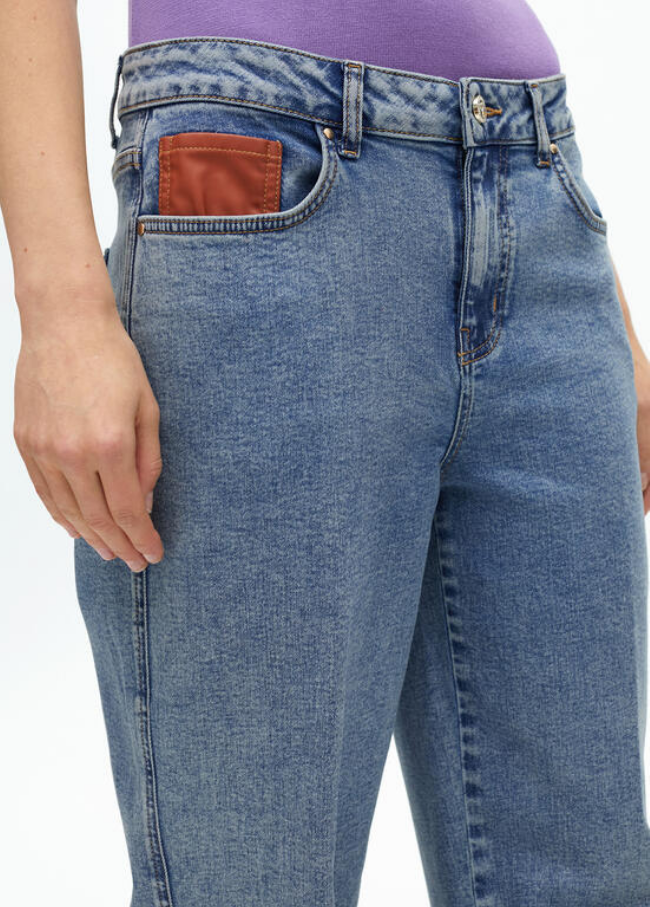 JEANS PERNA RETA COM PUNHO VIRADO E DETALHE DE BOTÃO - LOLA CASADEMUNT