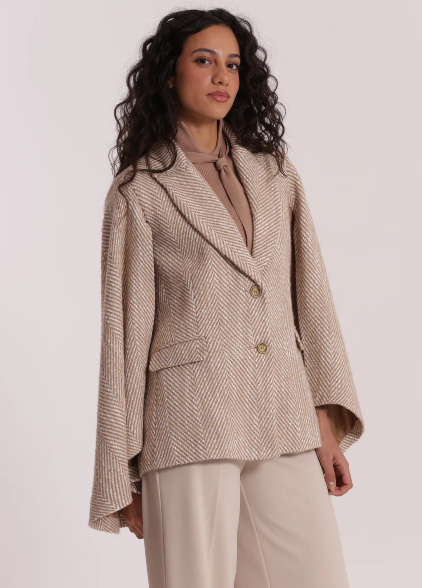 CASACO CAPA BEGE COM ESTAMPA ESPINHA DE PEIXE - MIMI MUA