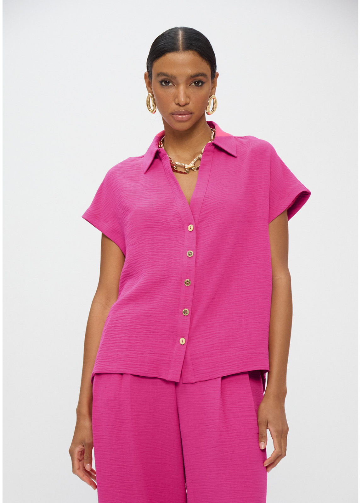 CAMISA FUCSIA DE MANGA CURTA EM TECIDO CRINKLE - LOLA CASADEMUNT