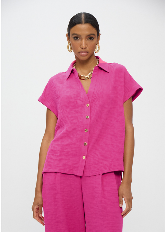 CAMISA FUCSIA DE MANGA CURTA EM TECIDO CRINKLE - LOLA CASADEMUNT