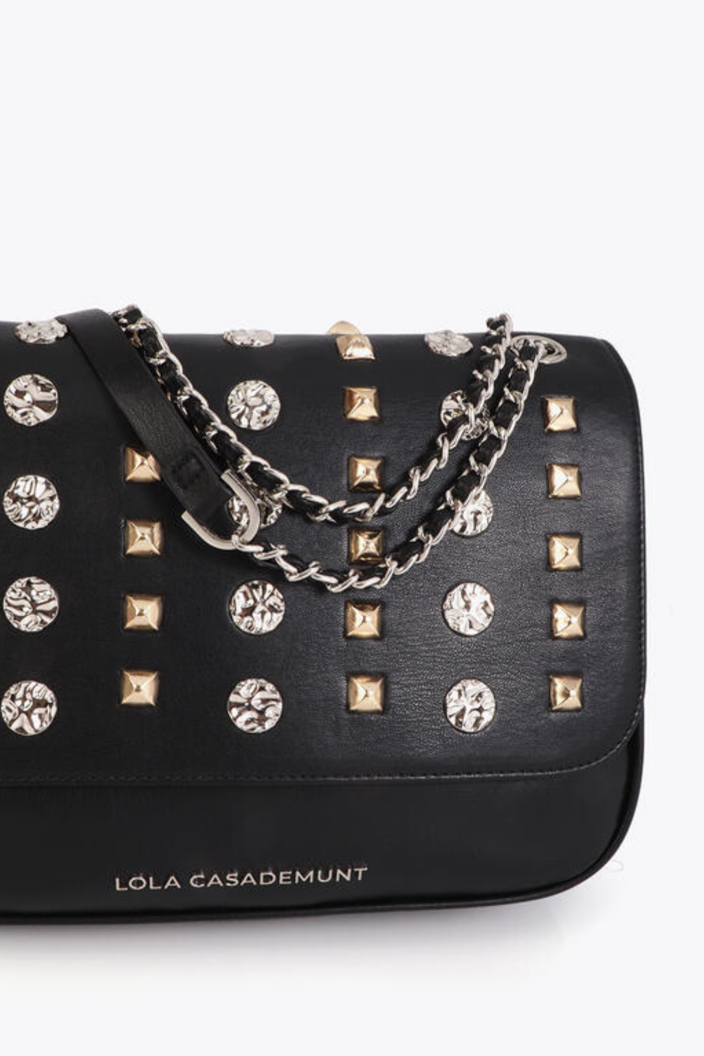 BOLSA TIRACOLO COM ABA E TACHAS DOURADAS E PRATEADAS - LOLA CASADEMUNT