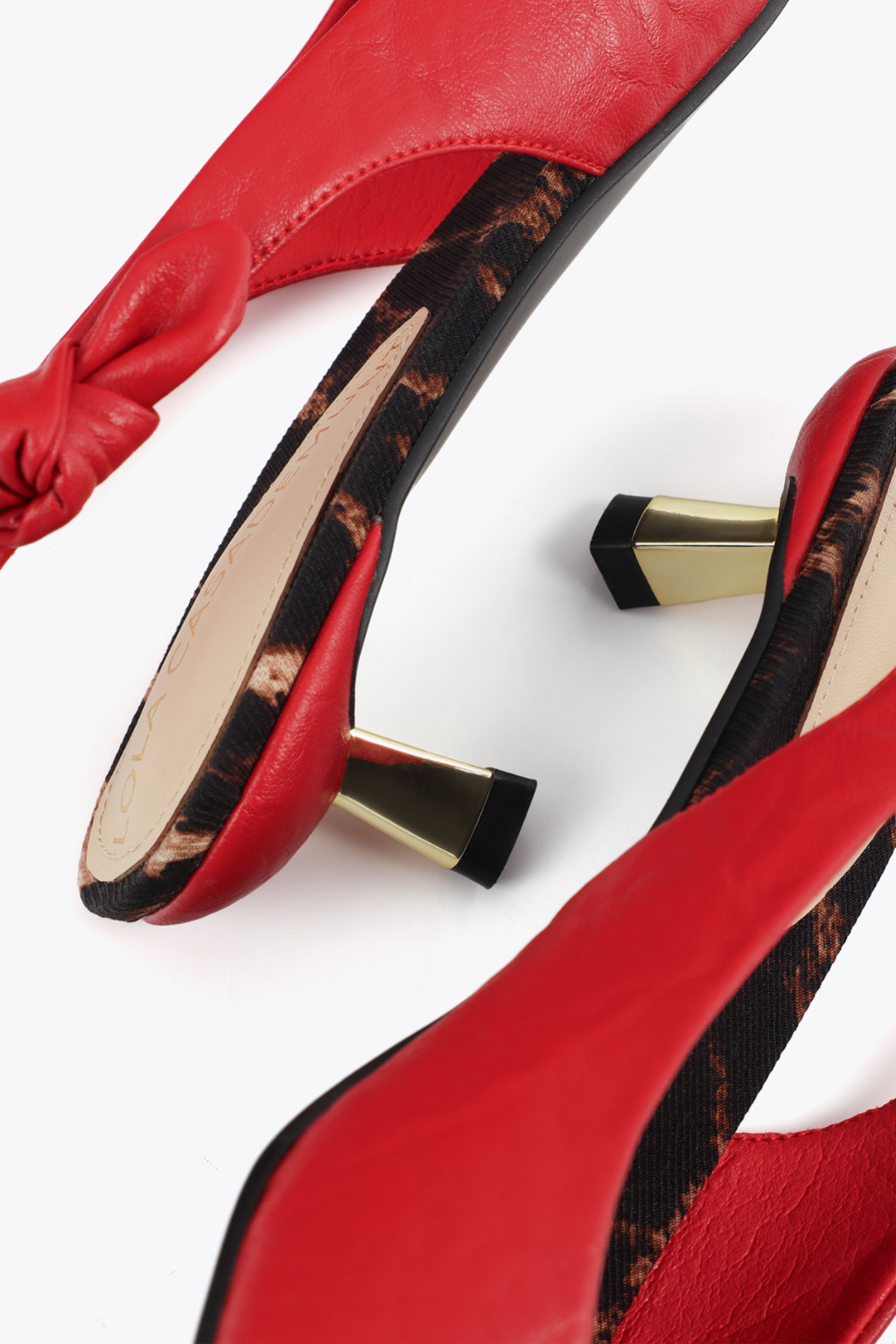 SAPATO DE SALTO VERMELHO COM FORRO ANIMAL PRINT - LOLA CASADEMUNT