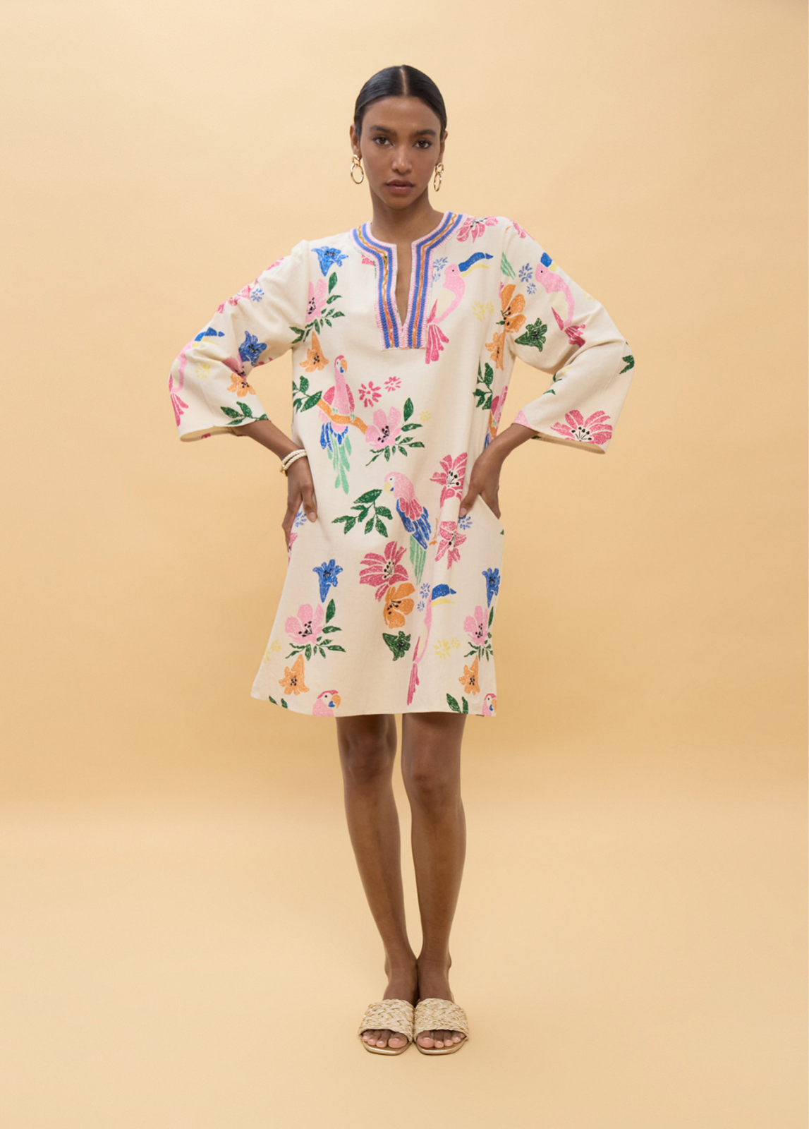 VESTIDO CURTO COM TEMA BOÊMIO E COLORIDO - LOLA CASADEMUNT