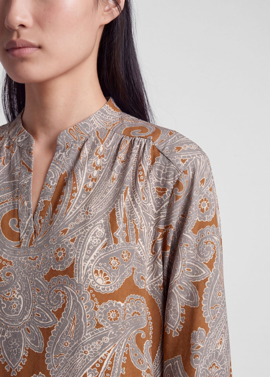 BLUSA DE VISCOSE MACIA COM ESTAMPADO PAISLEY EM CAMEL - RABE