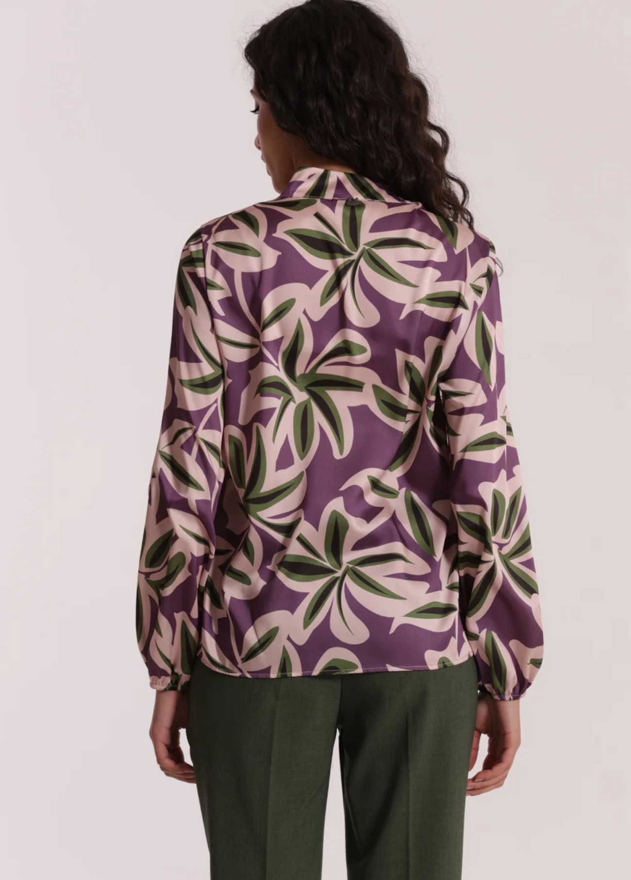 BLUSA DECOTE V COM PADRÃO BOTÂNICO - MIMI MUA