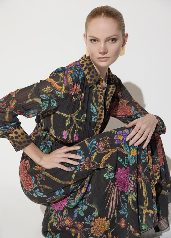 VESTIDO MIDI COM ESTAMPA DE FLORES E CONTRASTE EM ANIMAL PRINT NA GOLA BY MAITE - LOLA CASADEMUNT