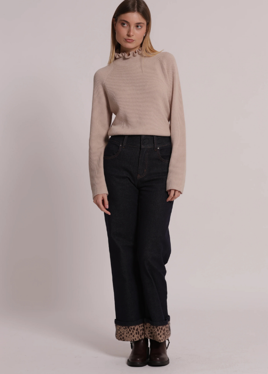 JEANS DE GANGA ESCURA COM BAINHA EM ANIMAL PRINT - MIMI MUA