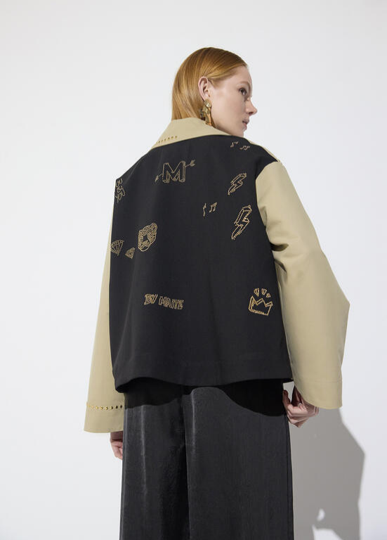 TRENCH CURTA BEGE COM COSTAS PRETAS E STRASS MAITE - LOLA CASADEMUNT