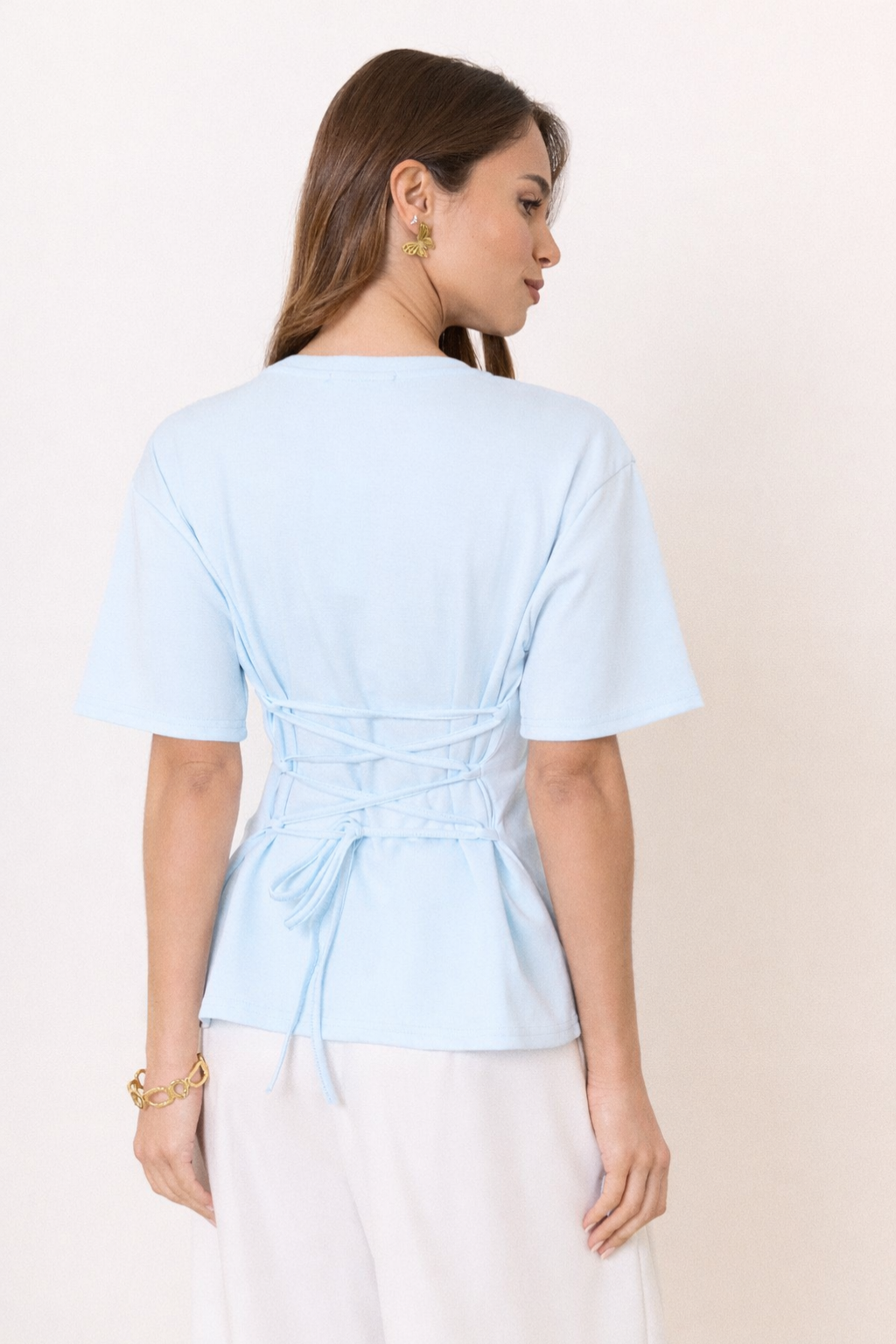 T-SHIRT EM ALGODÃO COM ATILHOS NAS COSTAS - ALIBY
