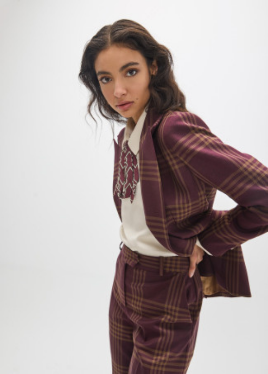 CAMISA REGULAR COM GOLA DE LENÇO COM MONOGRAMA EM CORRENTE BY MAITE - LOLA CASADEMUNT