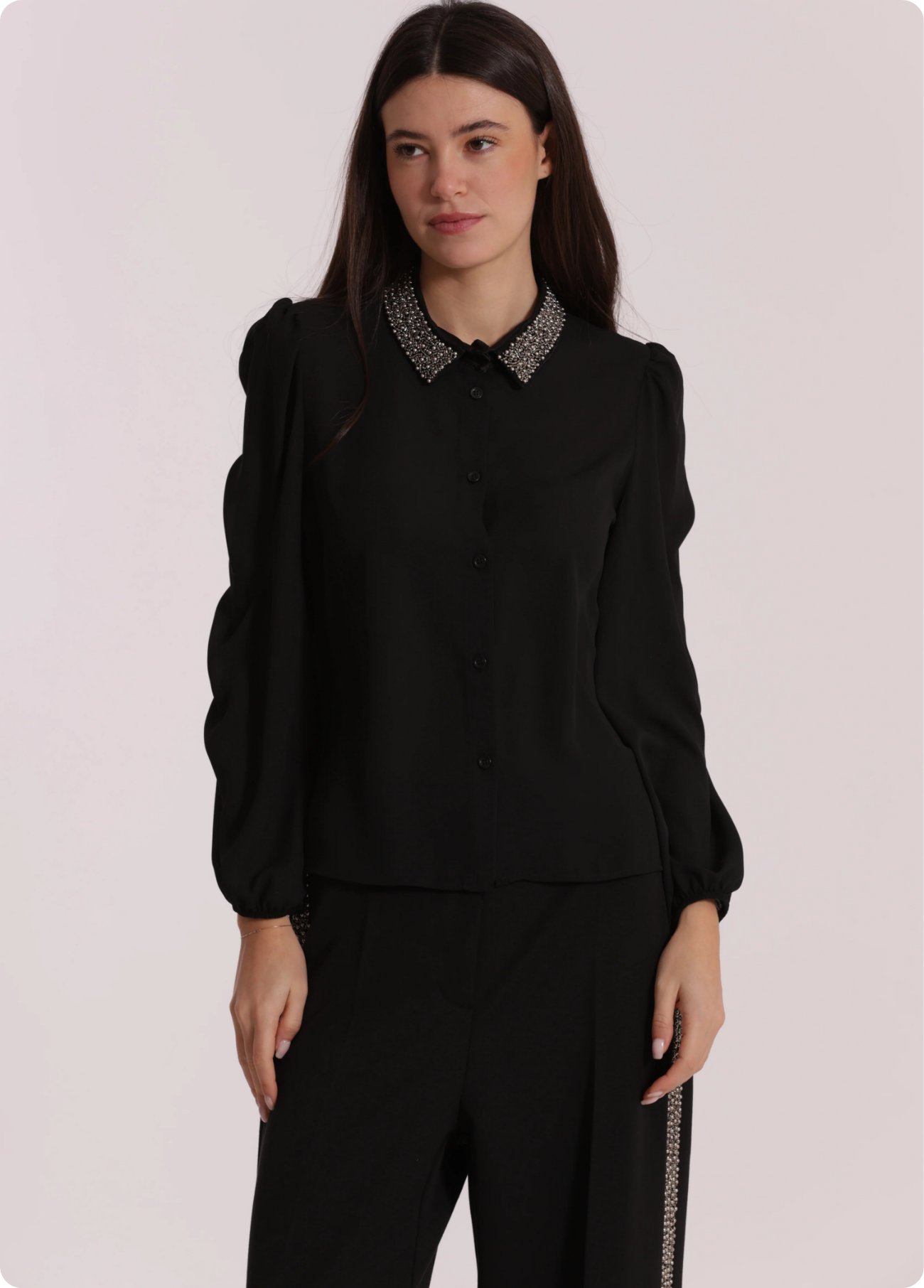 CAMISA COM DETALHE EM PEDRARIA - MIMI MUA