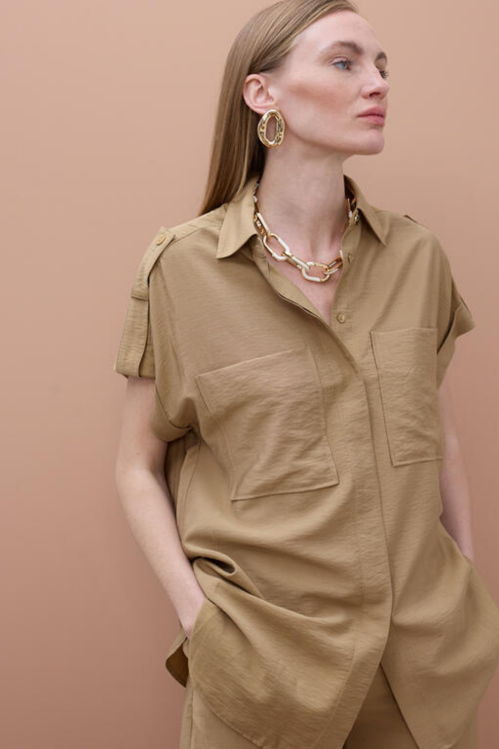 CAMISA BEGE COM BOLSOS - LOLA CASADEMUNT BY MAITE