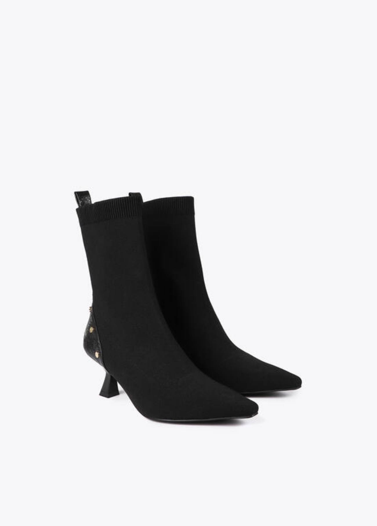 BOTINS ELÁSTICOS COM TACHAS E MONOGRAMA LC - LOLA CASADEMUNT