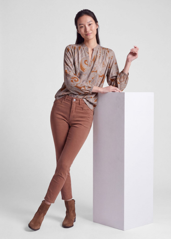 BLUSA DE VISCOSE MACIA COM ESTAMPADO PAISLEY EM CAMEL - RABE
