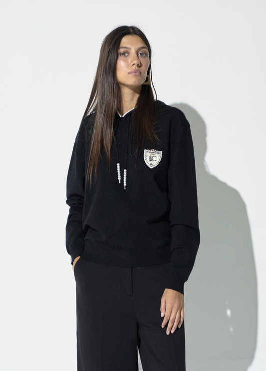 JERSEY DE MALHA PRETO COM EMBLEMA LC, CAPUZ E ATILHOS COJM PÉROLAS - LOLA CASADEMUNT