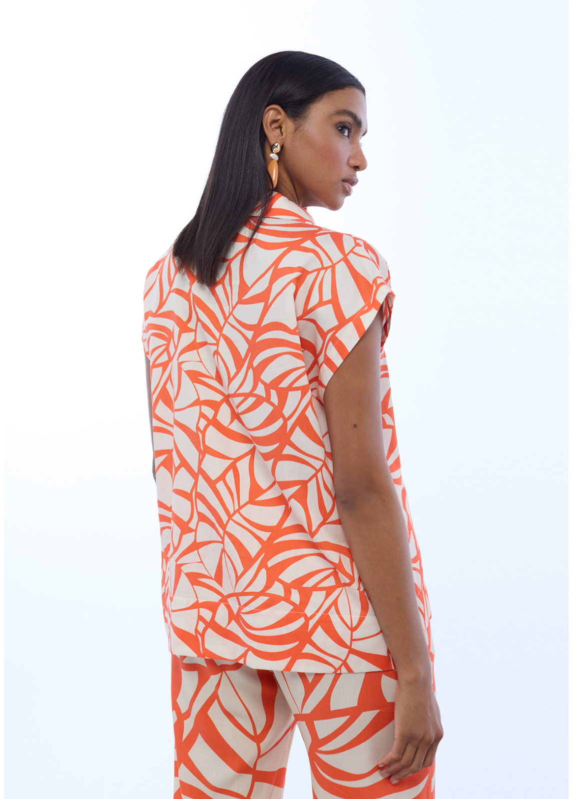 BLUSA COM ESTAMPADO DE FOLHAS LARANJA - LOLA CASADEMUNT