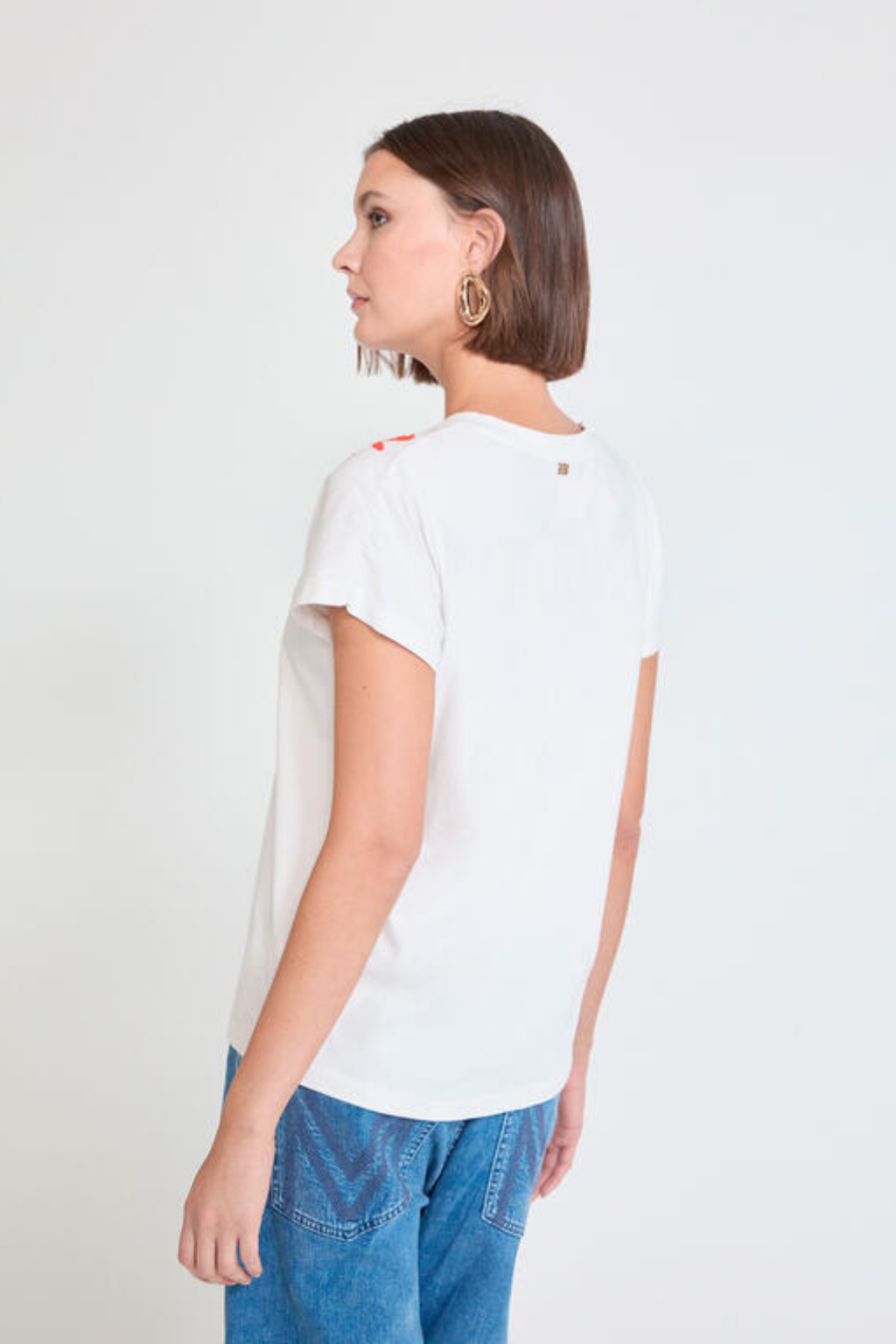 T-SHIRT BRANCA COM APLICAÇÕES BORDADAS - LOLA CASADEMUNT BY MAITE