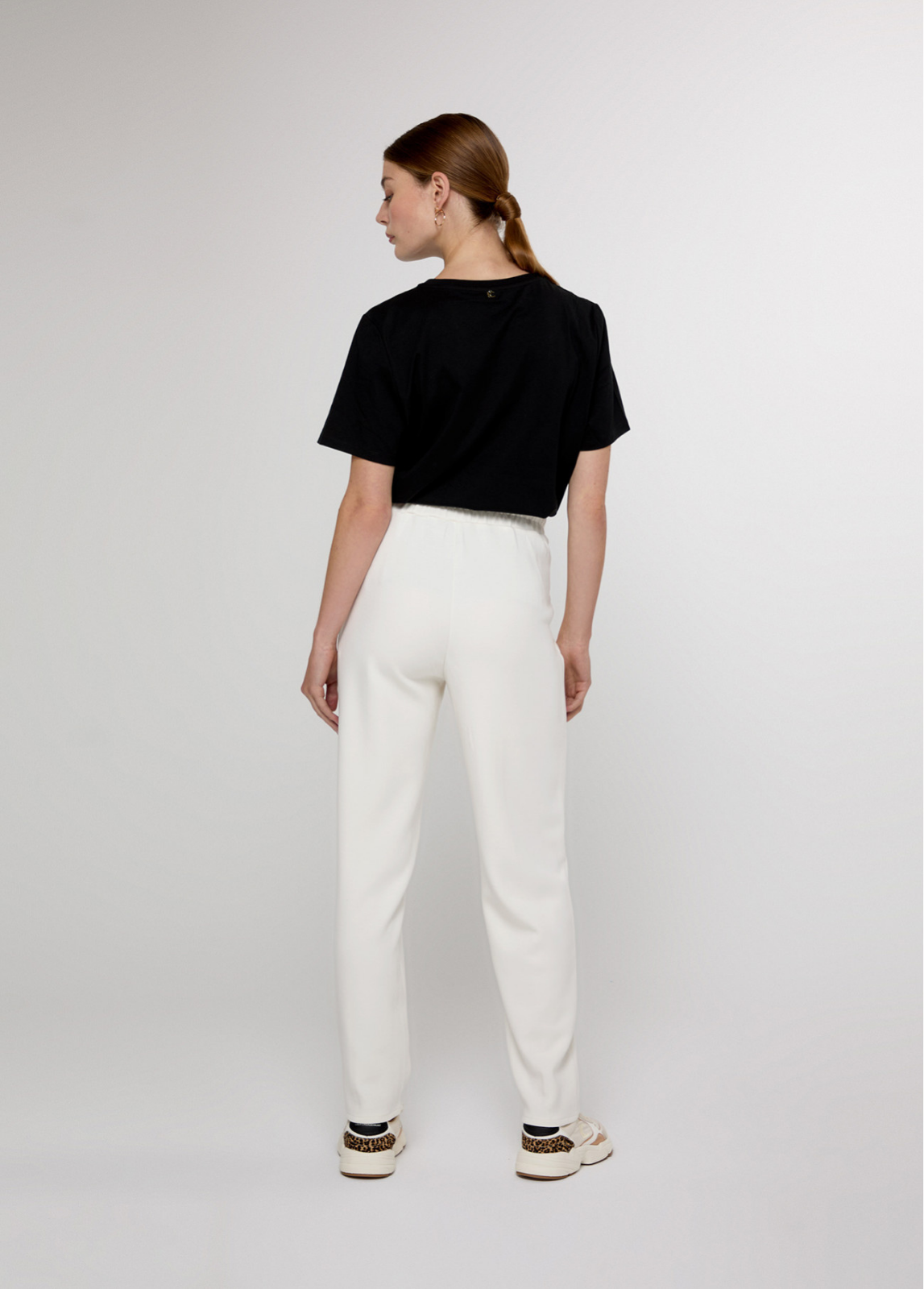 CALÇAS JOGGER COM STRASS NOS BOLSOS - LOLA CASADEMUNT