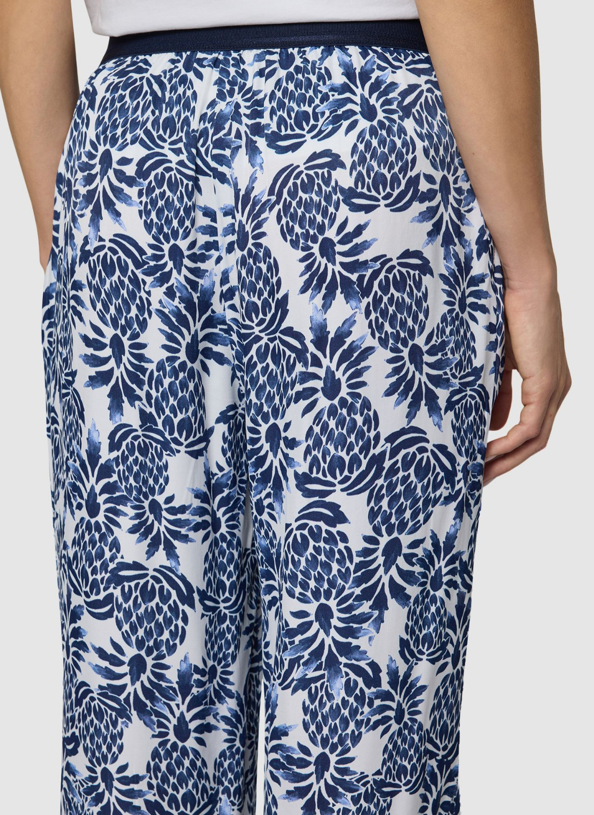 CALÇAS EM VISCOSE COM ESTAMPADO AZUL E BRANCO - RABE