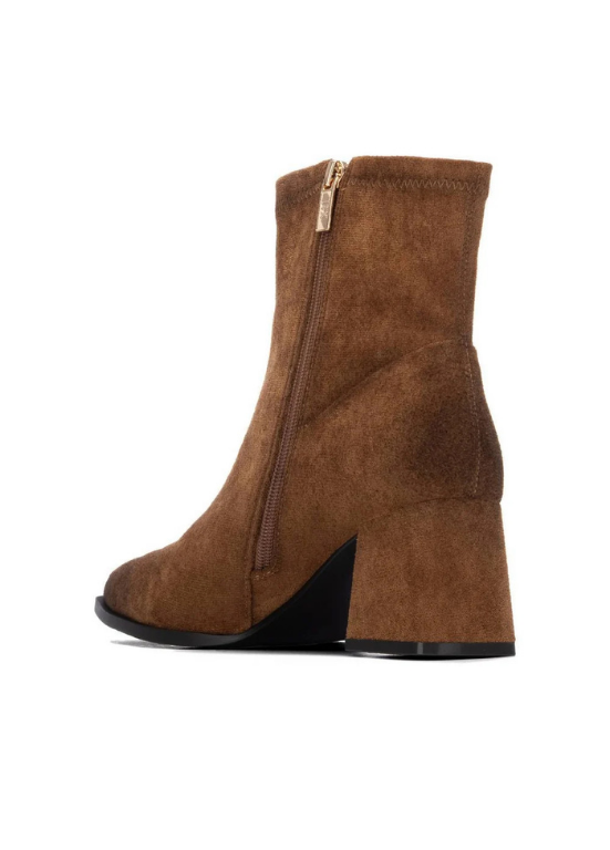 BOTIM DE CAMURÇA COM SALTO - XTI SHOES
