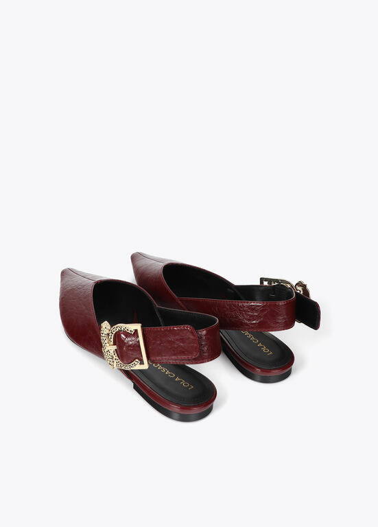 SAPATO RASO EM ECOPELE BORDEAUX TEXTURADA E FIVELA LC LEOPARDO - LOLA CASADEMUNT