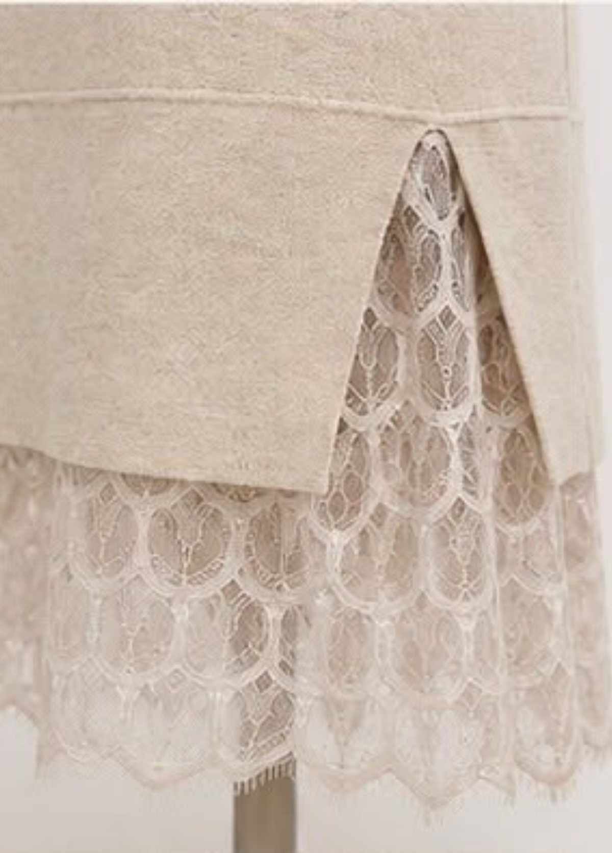 VESTIDO MIDI BEGE COM CINTO E BAINHA EM RENDA - ALIBY
