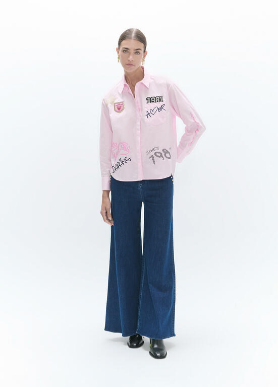 CAMISA ROSA COM TEMA AMOR E 1981 LC - LOLA CASADEMUNT