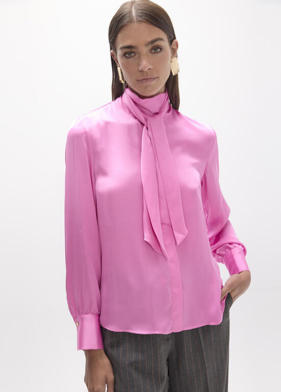 CAMISA SEDOSA EM ROSA COM LAÇADA NA GOLA - LOLA CASADEMUNT
