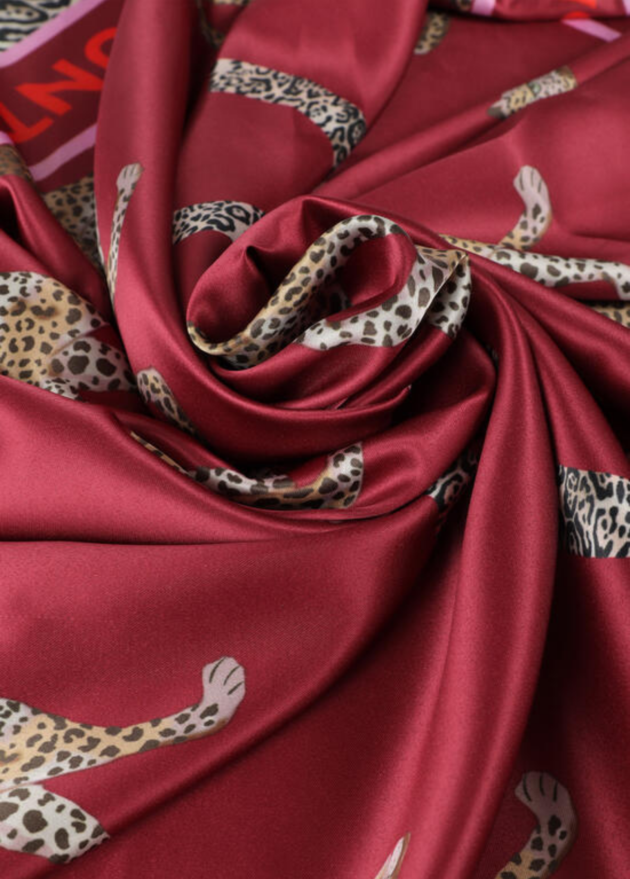 LENÇO ACETINADO VERMELHO COM LEOPARDOS - LOLA CASADEMUNT