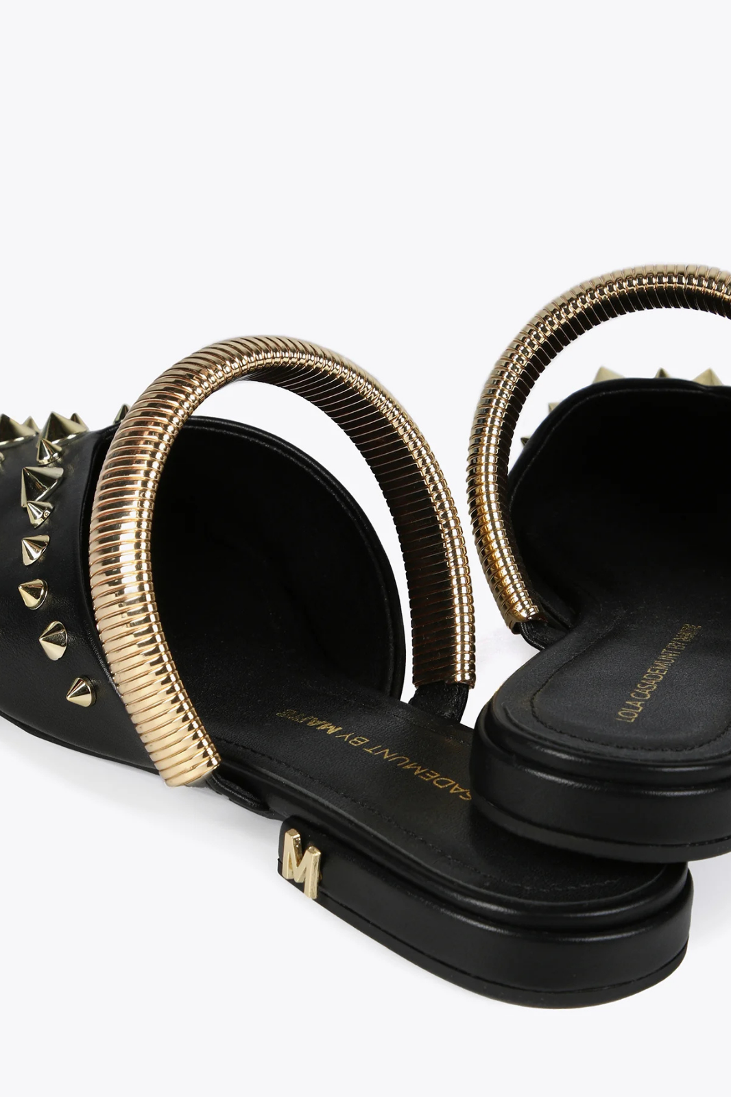 MULES PRETAS COM DETALHES DOURADOS - LOLA CASADEMUNT