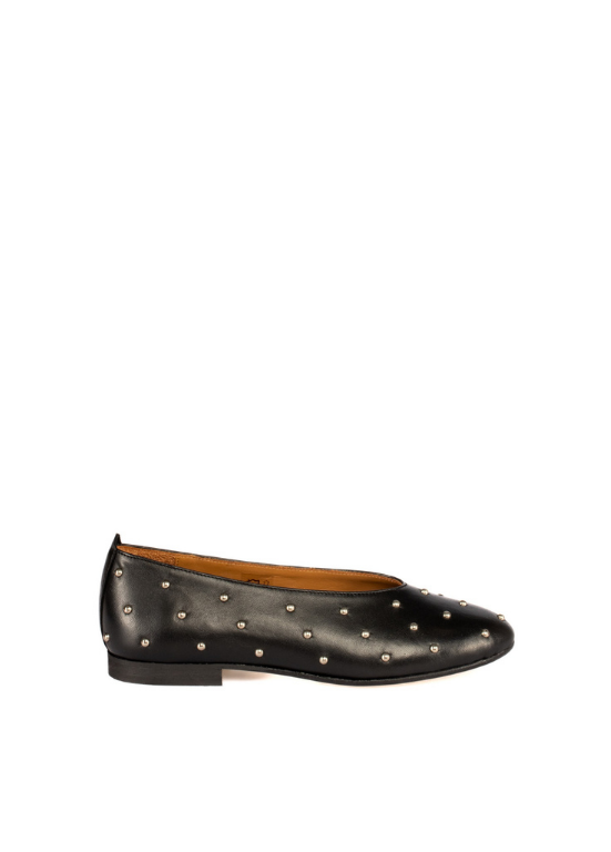 SAPATOS RASOS COM TACHAS METÁLICAS - TAPADAS