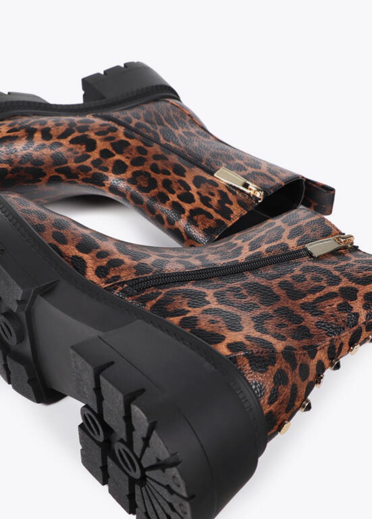 BOTAS ANIMAL PRINT COM TACHAS ATRÁS - LOLA CASADEMUNT