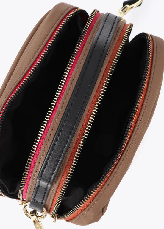 MALA DE TIRACOLO EM NYLON COM 2 ZIPPERS, CONTRASTES E APLICAÇÕES LC - LOLA CASADEMUNT