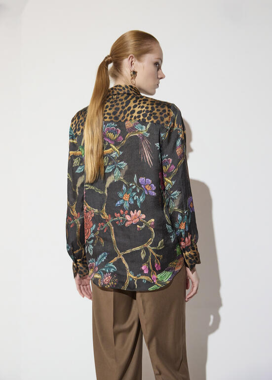 CAMISA REGULAR FIT COM ESTAMPADO DE ANIMAL PRINT E FLORES COMBINADO - LOLA CASADEMUNT