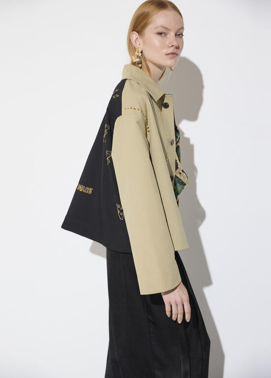 TRENCH CURTA BEGE COM COSTAS PRETAS E STRASS MAITE - LOLA CASADEMUNT