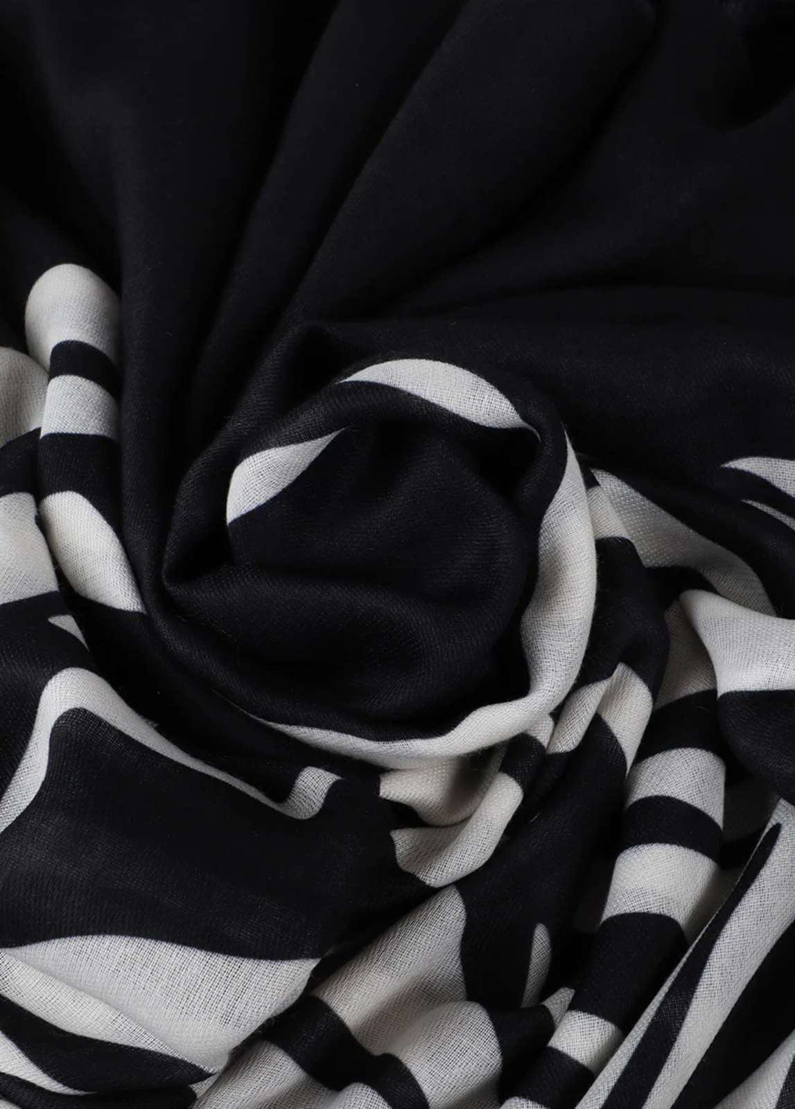 ECHARPE ZEBRADA EM PRETO E BRANCO - LOLA CASADEMUNT