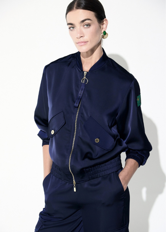 BOMBER COM EFEITO DE CETIM SUAVE, FECHO ZIPER E BOLSOS COM ABA - LOLA CASADEMUNT