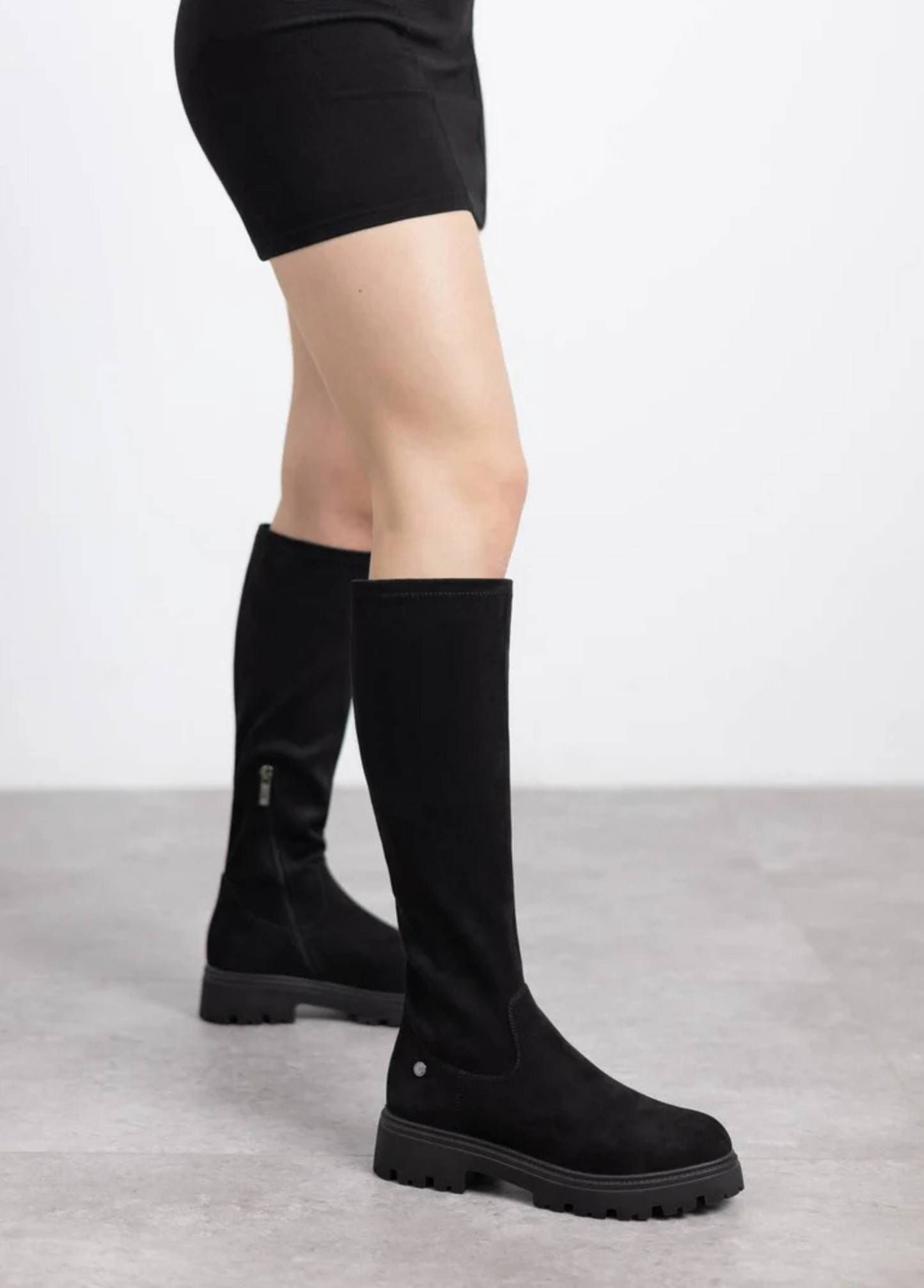 BOTA RASA ELÁSTICA DE CAMURÇA MACIA - XTI SHOES